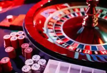 999net ဂိမ်းလော်ဘီတွင် Online Slots နှင့် Casino Games များ ကစားနေသောမြင်ကွင်း