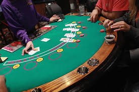 Live Casino ဒိုင်နှင့် ကစားသမားများ ဆက်သွယ်နေပုံ